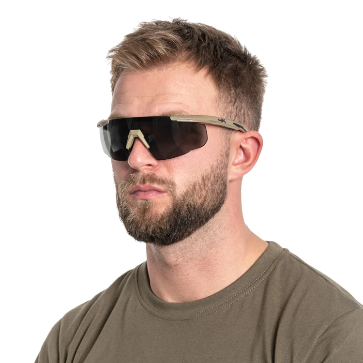 Okulary taktyczne Wiley X Saber Advanced wygodnie dopasowane do twarzy użytkownika