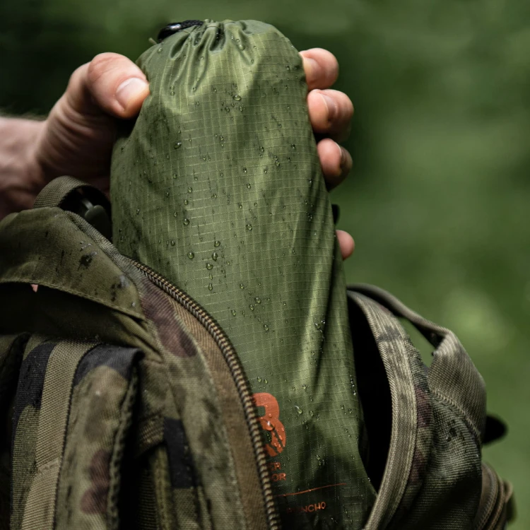 Kompaktowe ponczo Badger Outdoor Olive mieszczące się w plecaku