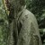 Ponczo Badger Outdoor Olive chroniące przed deszczem podczas wyprawy w lesie