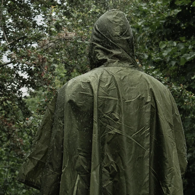 Ponczo Badger Outdoor Olive zapewniające ochronę podczas intensywnego deszczu
