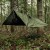 Ponczo Badger Outdoor Olive rozpięte jako tarp i schronienie w lesie