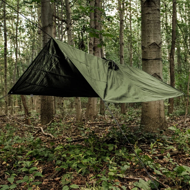 Ponczo Badger Outdoor Olive rozpięte jako tarp i schronienie w lesie