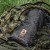 Kompaktowe ponczo Badger Outdoor Black w pokrowcu gotowe do zabrania na wyprawę