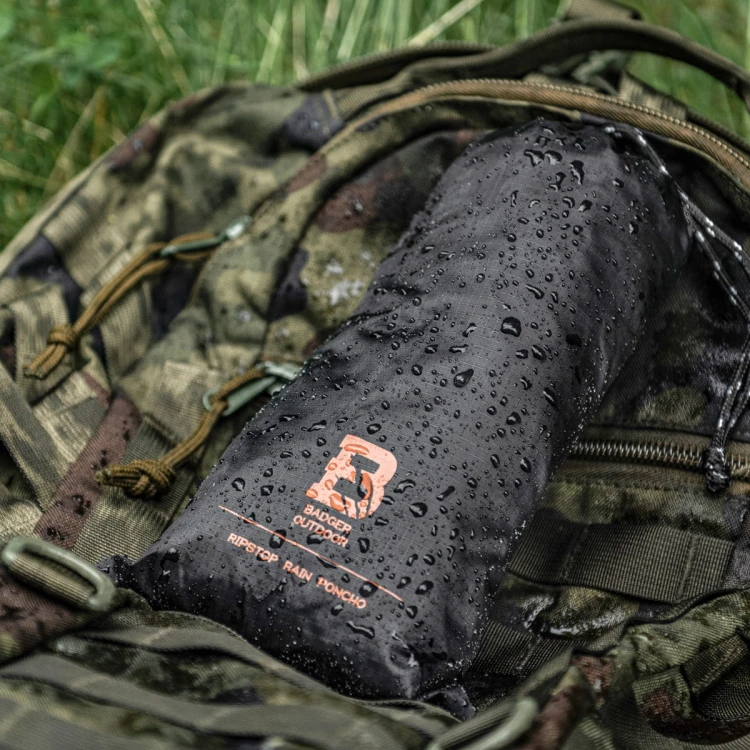 Kompaktowe ponczo Badger Outdoor Black w pokrowcu gotowe do zabrania na wyprawę