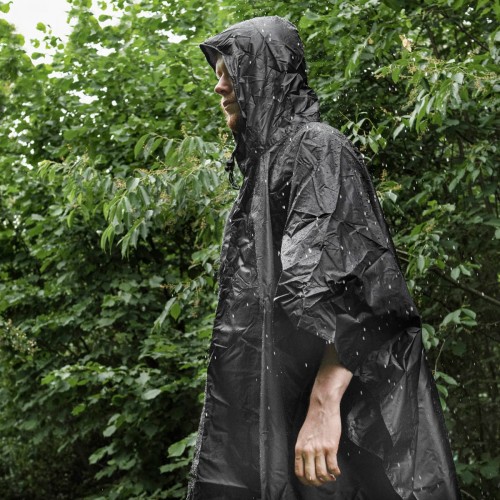 Ponczo Badger Outdoor Black zapewniające ochronę przed deszczem podczas wyprawy w teren