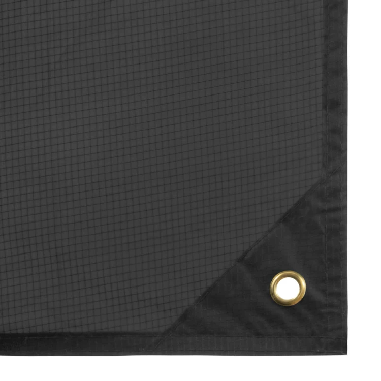Wytrzymały materiał Ripstop i metalowe oczko do rozpięcia poncza jako tarp