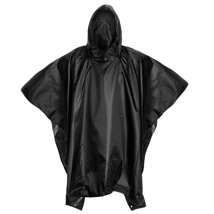 Szeroki krój poncza Badger Outdoor Black zapewniający swobodę ruchów i pełniejszą ochronę