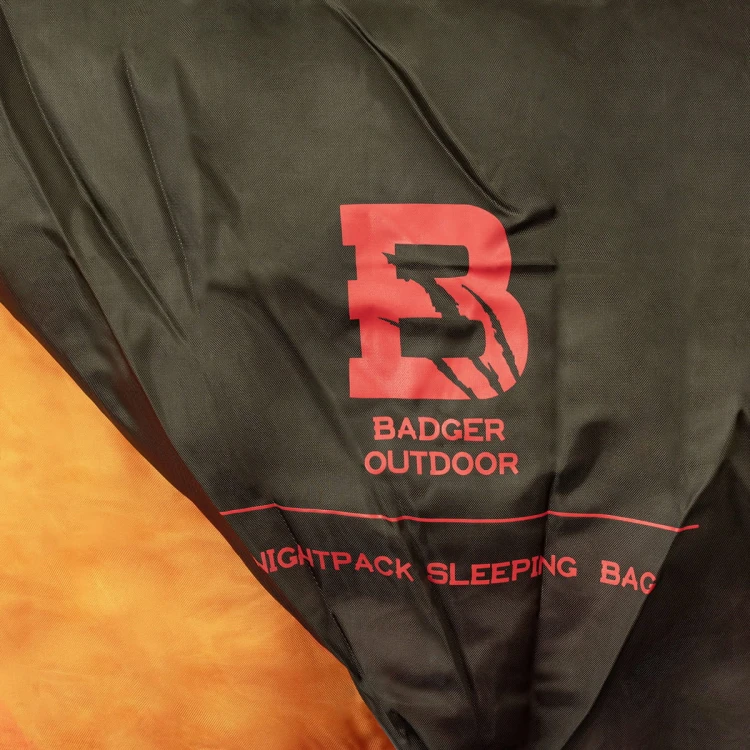 Pikowana konstrukcja śpiwora Badger Outdoor Nightpack z logo producenta