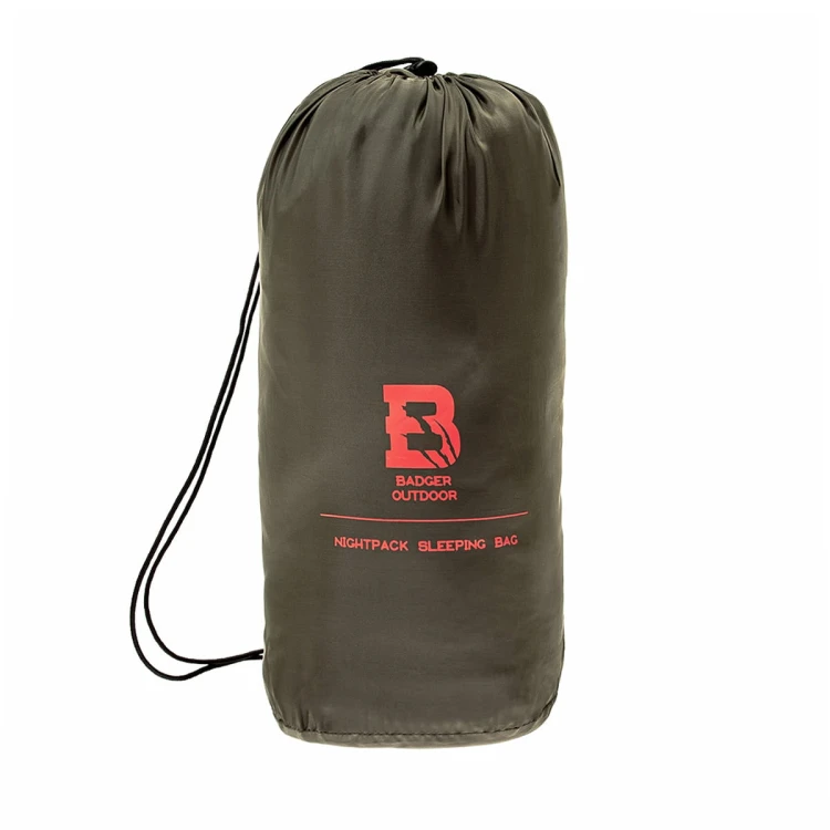 Śpiwór Badger Outdoor Nightpack w oliwkowym pokrowcu transportowym