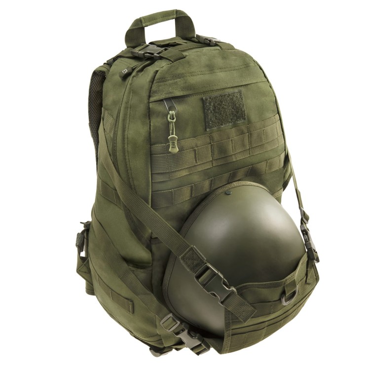 Plecak Badger Outdoor Gunny 30 l z hełmem umieszczonym w noszaku
