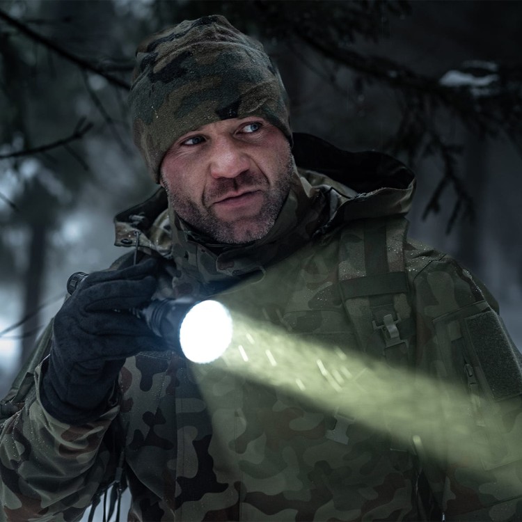 Latarka taktyczno-poszukiwawcza Olight Javelot Turbo w warunkach zimowych