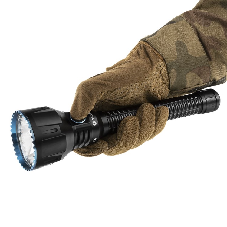 Latarka Olight Javelot Turbo obsługiwana w rękawicach taktycznych
