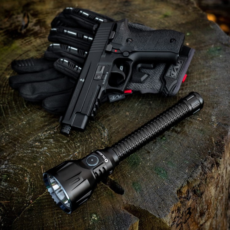 Latarka Olight Javelot Turbo przy wyposażeniu taktycznym w terenie