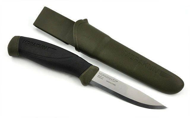 Nóż Morakniv Companion MG 11863 bezpiecznie osadzony w pochwie