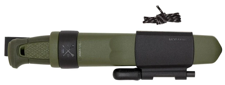 Morakniv Kansbol 13912 w zielonej pochwie z zamontowanym zestawem survivalowym