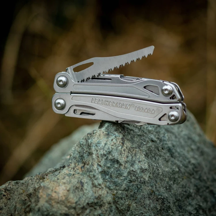 Leatherman Sidekick z rozłożonym ostrzem 420HC na wyprawę