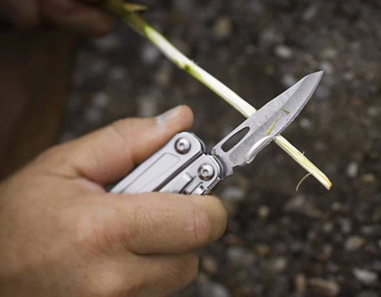 Ostrze i piła multitoola Leatherman Sidekick podczas pracy w terenie