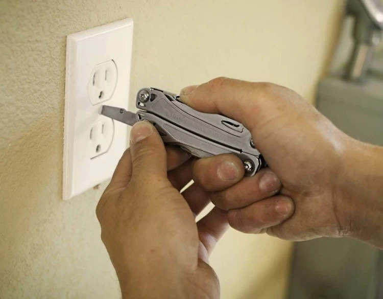 Śrubokręt Leatherman Sidekick używany podczas domowej naprawy