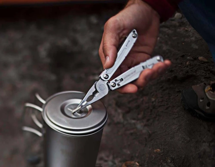 Kombinerki Leatherman Sidekick do chwytania i przecinania drutu