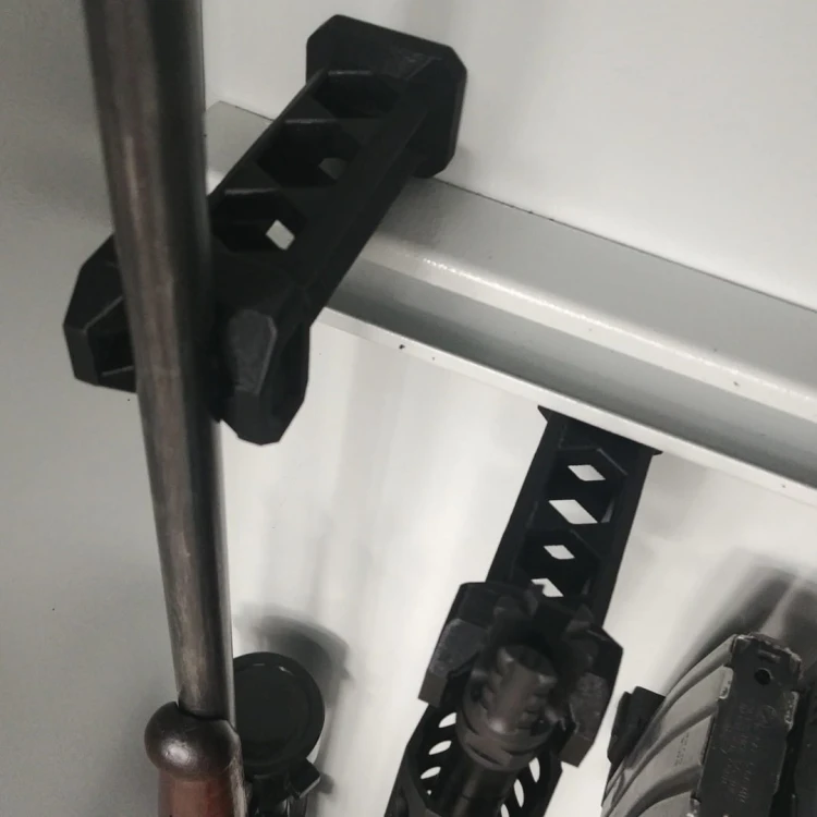RifleHolder podtrzymujący lufę broni długiej w szafie