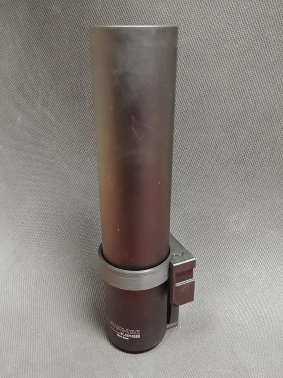 SilencerHolder 50 mm z tłumikiem zamocowany na ścianie szafy na broń