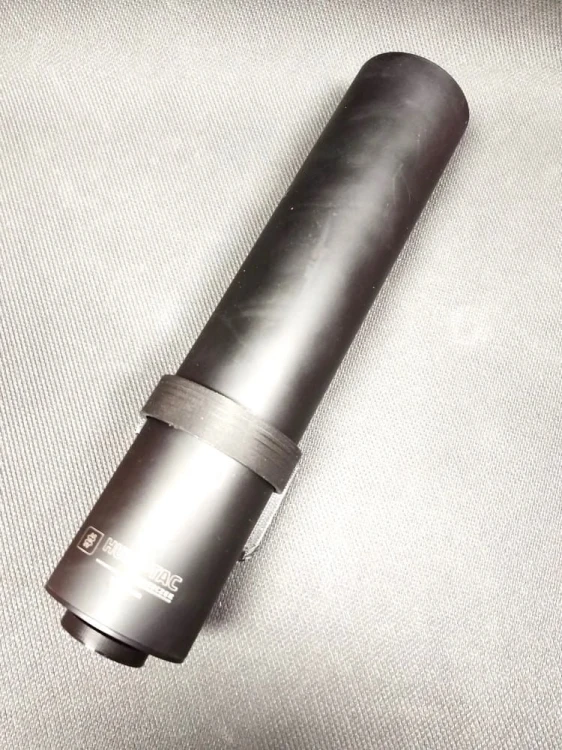 Tłumik osadzony w czarnym uchwycie magnetycznym SilencerHolder 60 mm