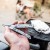 Kompaktowy multitool Leatherman Rev 832130 trzymany w dłoni