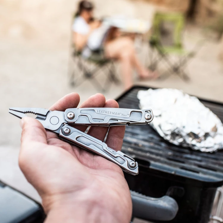 Kompaktowy multitool Leatherman Rev 832130 trzymany w dłoni