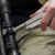 Leatherman Wave Plus podczas regulacji wyposażenia terenowego