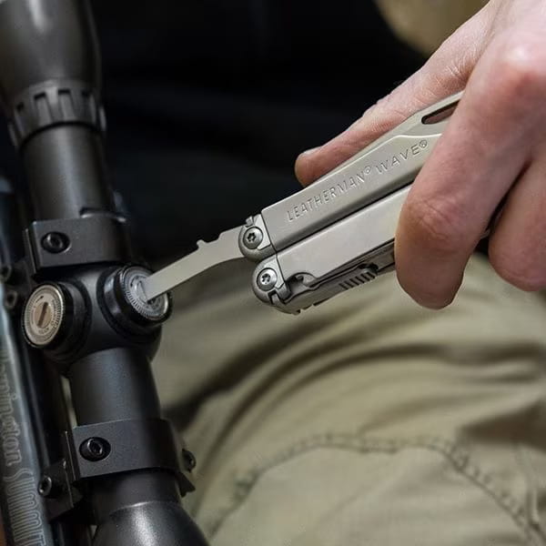 Leatherman Wave Plus podczas regulacji wyposażenia terenowego