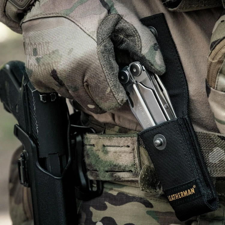 Leatherman Wave Plus przenoszony w kaburze na pasie