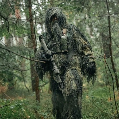 Strój maskujący Mil-Tec Ghillie Suit Woodland podczas polowania w lesie