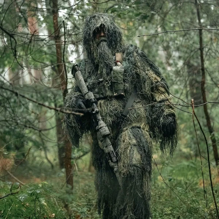 Strój maskujący Mil-Tec Ghillie Suit Woodland podczas polowania w lesie