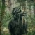 Ghillie Suit Mil-Tec Woodland rozbijający zarys sylwetki wśród drzew