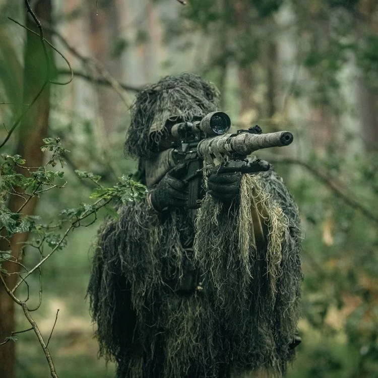 Ghillie Suit Mil-Tec Woodland rozbijający zarys sylwetki wśród drzew