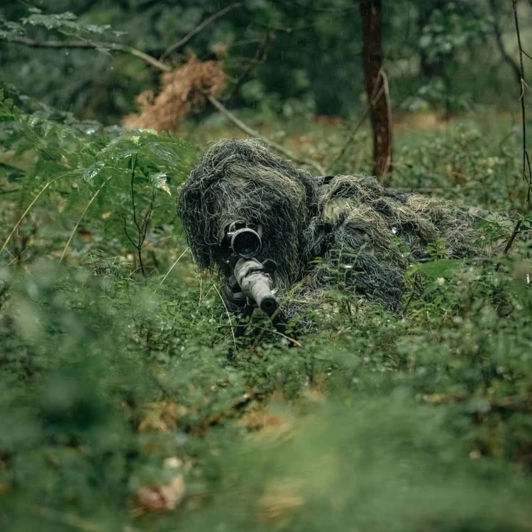 Strój maskujący na polowanie Mil-Tec Woodland w leśnym otoczeniu
