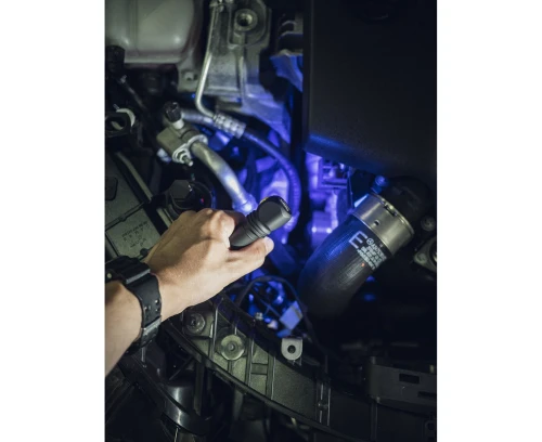 Wykrywanie fluorescencyjnych wycieków w silniku latarką UV Armytek Wizard C2 WUV F08901UF