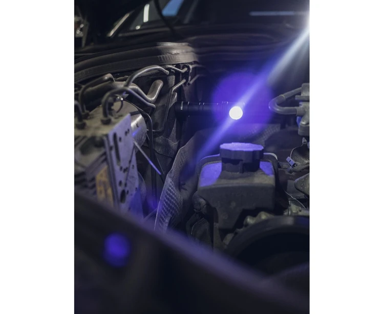 Kontrola instalacji samochodowej światłem UV Armytek Wizard C2 WUV F08901UF