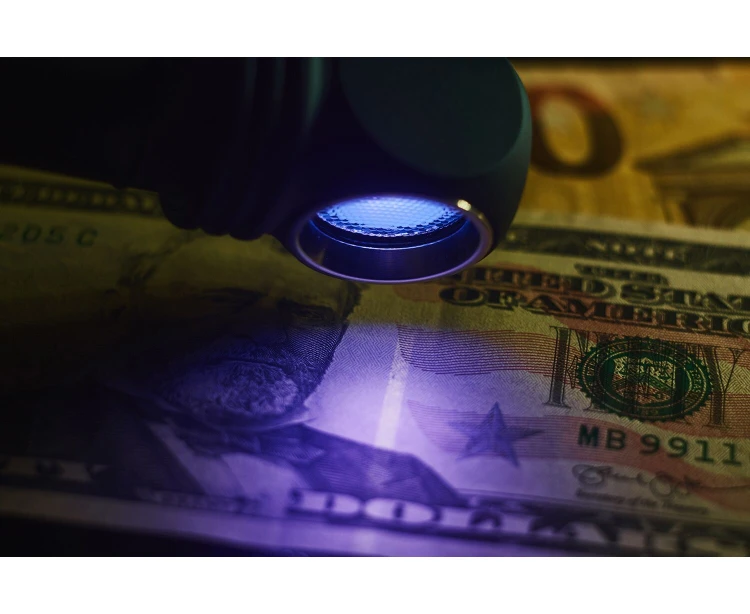 Kontrola zabezpieczeń banknotu światłem UV Armytek Wizard C2 WUV F08901UF