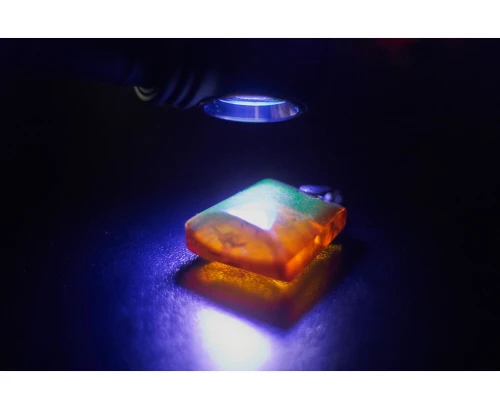 Fluorescencyjny minerał oświetlony latarką UV Armytek Wizard C2 WUV F08901UF