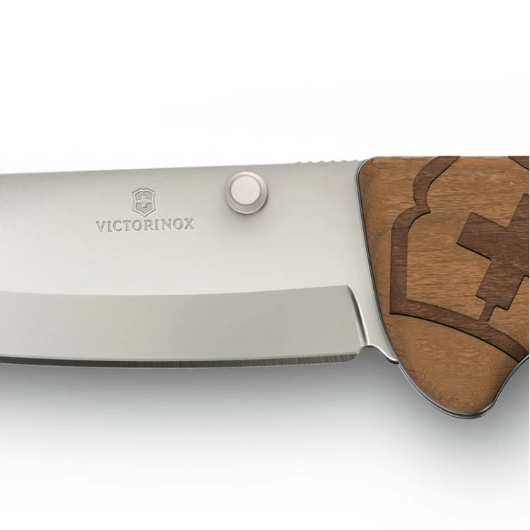 Nóż myśliwski Victorinox Evoke Wood 0.9415.D630 bliżenie na ostrze Victorinox Evoke Wood i okładziny z drewna orzechowego