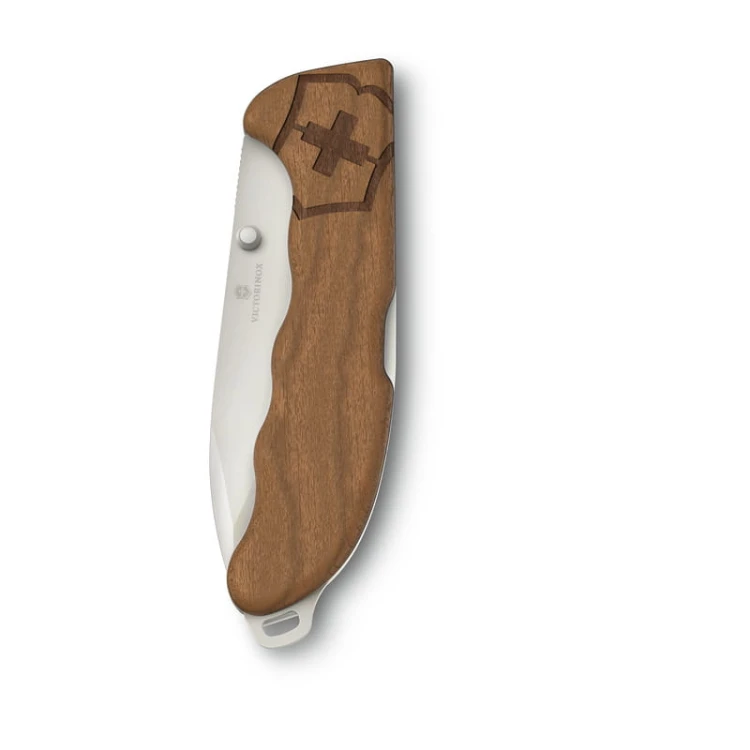 Nóż Victorinox Evoke Wood częściowo złożony z widocznym otworem na smycz 0.9415.D630