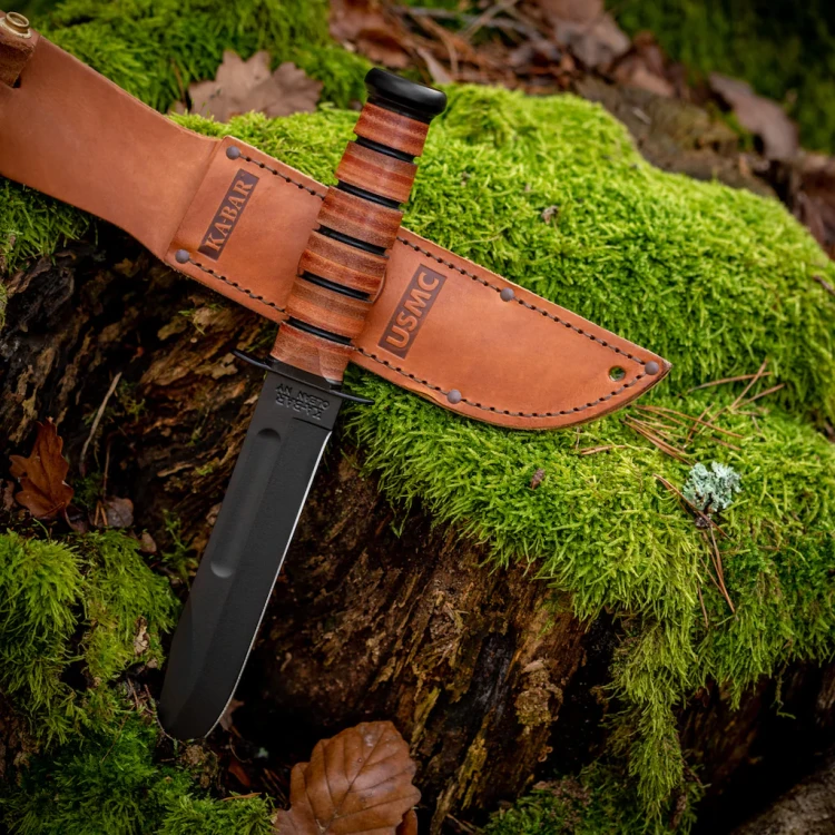 Nóż Ka-Bar 1217 USMC i skórzana pochwa w plenerze