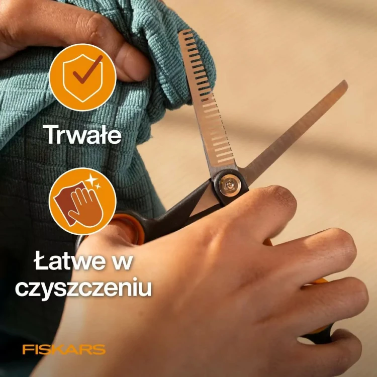 Nożyczki degażówki Fiskars PET CARE czyszczone ściereczką po cieniowaniu sierści psa lub kota
