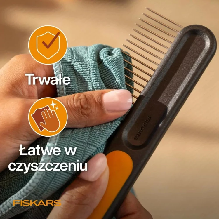 Grzebień Fiskars PET CARE z trwałymi metalowymi zębami czyszczony po pielęgnacji sierści
