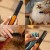 Grzebień Fiskars PET CARE w zestawie ujęć pokazujących uchwyt SoftGrip, rozczesywanie sierści i czyszczenie narzędzia