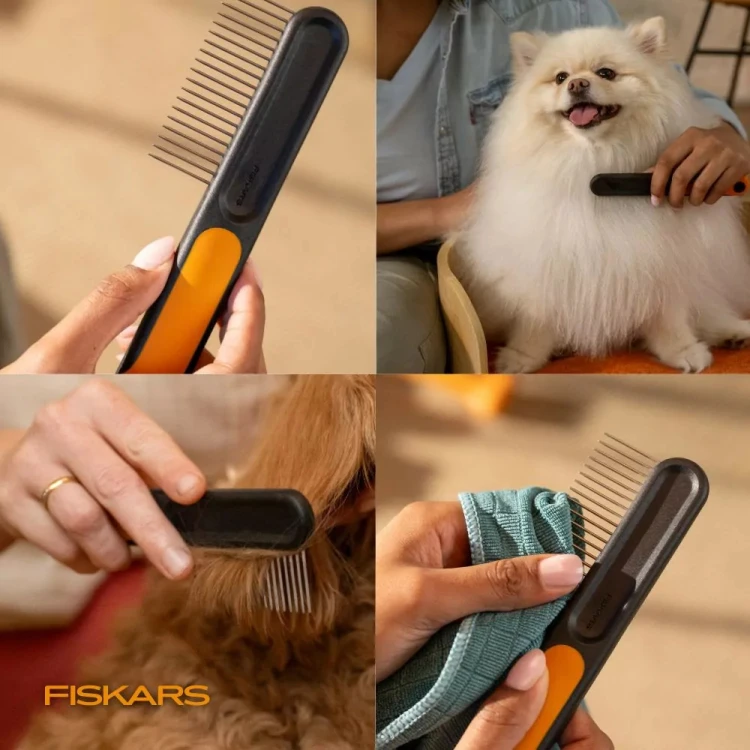 Grzebień Fiskars PET CARE w zestawie ujęć pokazujących uchwyt SoftGrip, rozczesywanie sierści i czyszczenie narzędzia