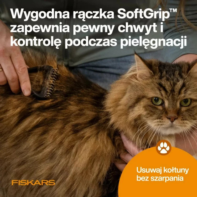 Trymer hakowy Fiskars PET CARE z rączką SoftGrip podczas pielęgnacji długiej sierści kota
