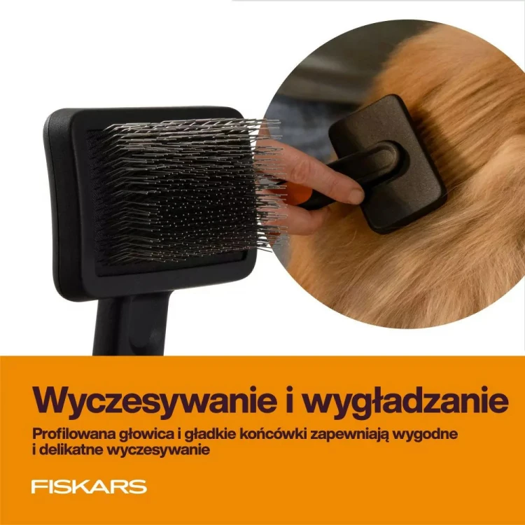 Szczotka pudlówka Fiskars PET CARE z profilowaną głowicą podczas wygładzania jasnej sierści psa