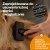 Szczotka Fiskars PET CARE prowadzona po sierści psa zgodnie z kierunkiem wzrostu włosa